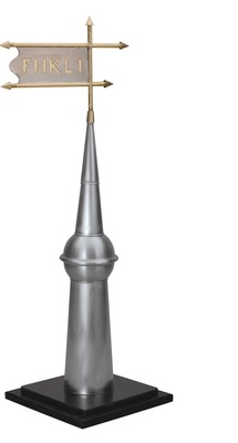 29<br />Turmspitze<br />Drehbare Wetterfahne auf Granitsockel<br />Material: Titanzink, Messing, Edelstahl <br />Verbindung: Löt- und Schraubtechnik