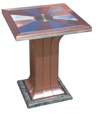 34BeistelltischGeschwungenes Tischbein mit Metallpatchwork-PlatteMaterial: Kupfer, Titanzink, Messing Verbindung: Falztechnik