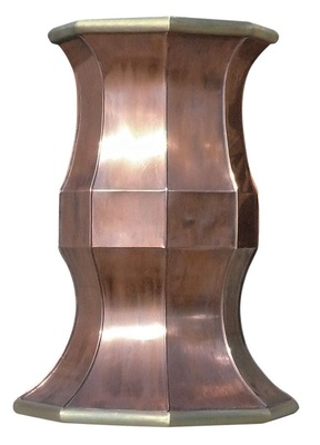 32TischfußAchtteiliger geschwungener Grundkörper zur Aufnahme einer kreisrunden HolzplatteMaterial: Kupfer, Messing Verbindung: Falztechnik