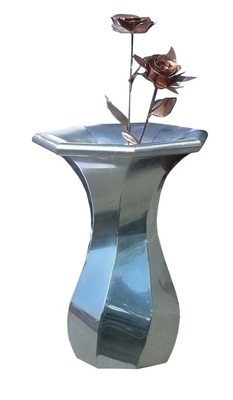 33BlumenvaseGedrehter Vasengrundkörper mit geschwungenem InnengefäßMaterial: Titanzink Verbindung: Löttechnik