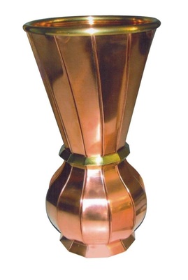 52<br />Vase<br />12-eckiger und um 30 gedrehter Körper mit genutetem Vollmaterial-Abschluss<br />Material: Kupfer, Messing <br />Verbindung: Falztechnik