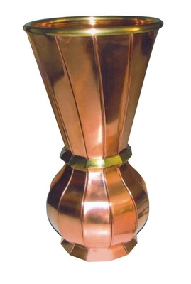 52Vase12-eckiger und um 30 gedrehter Körper mit genutetem Vollmaterial-AbschlussMaterial: Kupfer, Messing Verbindung: Falztechnik
