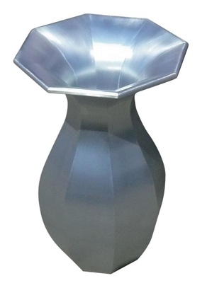 53<br />Vase<br />Achtteiliges, konvex und konkav geschwungenes Gefäß <br />Material: Titanzink <br />Verbindung: Löttechnik