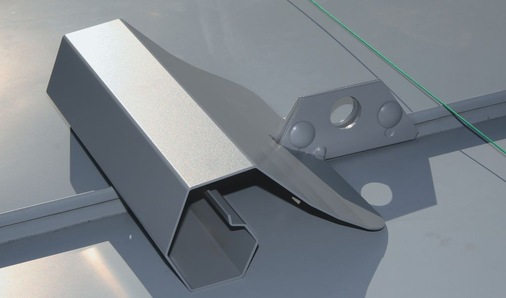 Mit Klemmlaschen wird der Kabelkanal über den Laminaten befestigt. Passende Stoßverbinder erleichtern danach die fluchtgerechte Montage erheblich
