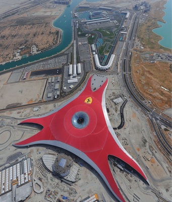 Der 12000-m²-Ferrarischild ist beim Landeanflug deutlich zu sehen