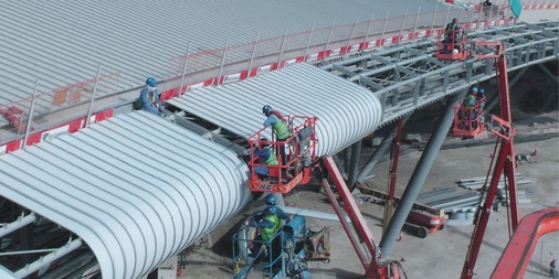 Zur Montage der umlaufenden Bullnose waren 26 Hubsteiger auf 42 m Arbeitshöhe im Einsatz. Bei diesen Arbeiten (welche auch nachts durchgeführt wurden) musste auf eine exakte Linienführung geachtet werden