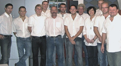 Das Fleschhut-Team mit Günter Röder (li.) und Peter Fleschhut (re.) schwört auf die Firmenpräsenz auf Regionalmessen. Mit der Außendiensttätigkeit verhält es sich ähnlich wie mit der Fleschhut-Firmenphilosophie: Ein Dachrinnenangebot ist immer vergleichbar, nicht aber die Ausarbeitung eines besonderen Lösungsvorschlages. Das Titelbild zeigt ein mit Prefa-Dachplatten und Farbaluminium-Scharen bekleidetes Wohnhaus