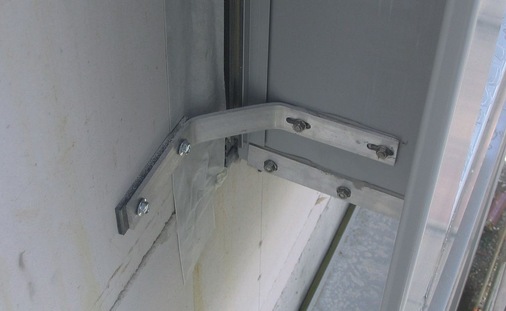 Auf der Rückseite der Umrandungen befinden sich aufgeschweißte Gewindebolzen: So konnten die einzelnen Profile untereinander verschraubt und an der Wand mit entsprechenden Haltern befestigt werden
