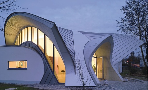 Nichts ist gerade — Sogar die Alucobond-Kehlausbildung scheint förmlich zu fließen