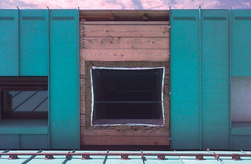 In der Metallhaut der beiden oberen Geschosse sorgen Lochraster für die Entlüftung der Fassaden- und Dachhülle