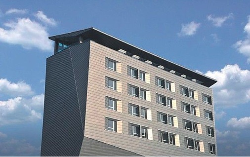 Klare Strukturen ergeben sich durch umlaufende Falzlinen, welche verschiedene Neigungswinkel sowie vertikale und überhängende Fassadenbereiche „durchkämmen“