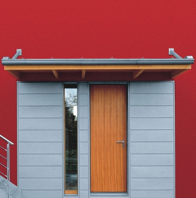 Titanzinkelemente mit Wabenstruktur zieren den Eingangsbereich