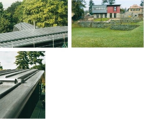 1 Gesamtansicht des Daches von der Straßenseite mit Höhenversatz und fertig gedeckter Fläche2 Gartenlandschaft und Bleifassade als gelungenes Gesamtbauwerk3 Rundgeformte Dachrandabschlüsse und ein dachintegrierter Regenwasser-Sammelbereich mit Auslaufstutzenfunktion
