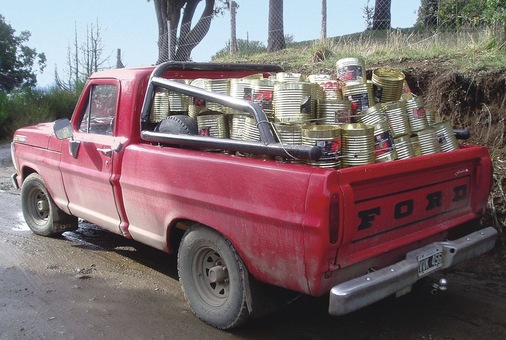 Vollgestopft mit Wertstoffen: Das feuerrote Recycling-Mobil bring die Fassadenelemente zur Baustelle

