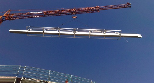 Die überlangen konischen Aluminiumscharen für das Dach des Gemü-Domes (siehe BAUMETALL-Ausgabe 1/2010, Seite 46) wurde mit einer extralangen Metallpalette nach oben geschafft
