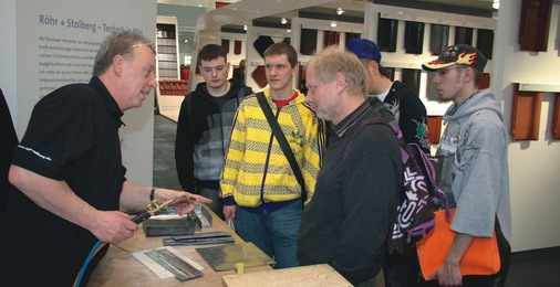 Jürgen Seifert, Anwendungstechniker bei Röhr und Stolberg führt professionelle Bleischweißtechnik vor