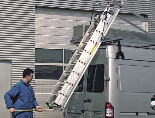 Das neue TopSystem von Sortimo kann unter anderem mit einem Materialcontainer ­sowie einem Tragschlitten für die Leiter erweitert werden