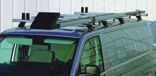 Zeitgemäße Langgutsysteme, hier im Sortiment von Modul-System, zeichnen sich durch eine Prallplatte aus, damit Stangenware auch beim Crash nicht nach vorne schießt