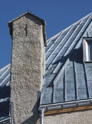 Sorgfältige Abdichtung der Schnittstellen zwischen den Dachflächen und dem Gemäuer des Glockenturms