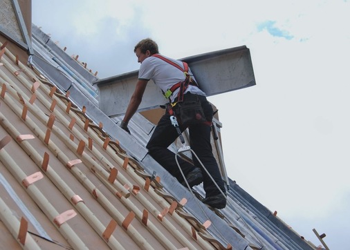 Auf der Unterkonstruktion sind die Holzwulste mit Haften aufgebracht. Die Bleipaneele sind zugeschnitten und abgekantet. Jedes Paneel wiegt etwa 40 kg