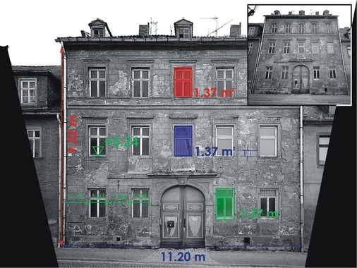 Perspektivisch verzerrtes Foto und entzerrtes Bild mit Maßeintragungen