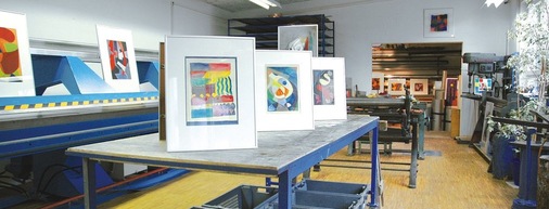 Kunst vor der Langabkantmaschine: Bei der Reichert GmbH wird´s möglich
