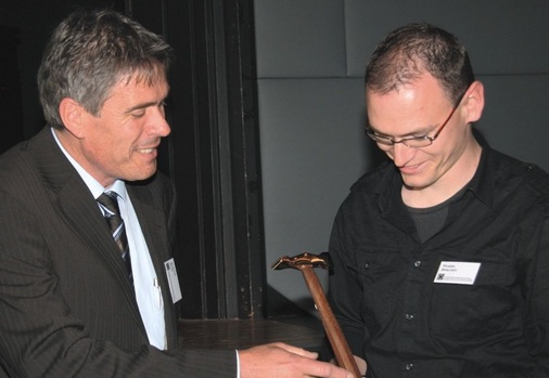 ... BAUMETALL-Chefredakteur Andreas Buck überreichte Rinaldo Betschart den BM-Sonderpreis samt Spengler-Direct-Einkaufsgutschein