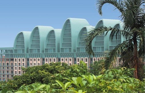 Schon von weitem beeindrucken die Bogendächer der „Resorts World Sentosa“