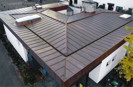 Über dem komplexen Bungalow-Grundriss entstand eine anspruchsvolle Dachlandschaft
