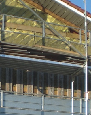 Die ältere Bretterfassade eines Betriebsgebäudes in Metzingen musste einer Außenwandbekleidung aus Titanzink-Fertigteilen weichen