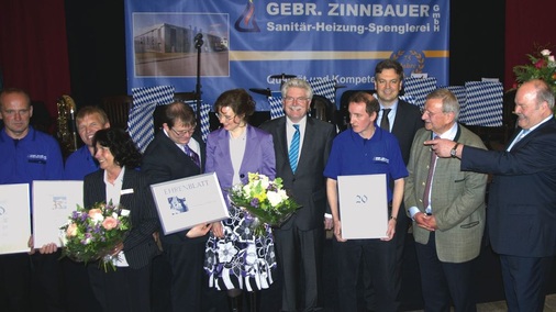 Allen Grund zum Feiern hatten langjährige Zinnbauer-Mitarbeiter, die besonders geehrt und gemeinsam mit viel Prominenz auf dem Podium gefeiert wurden. Michael Zinnbauer zeigte stolz die Urkunde seiner Frau, dankte für ihre unermüdliche Unterstützung und betitelte die Harmonie in der Familie als seine persönliche Erfolgsgrundlage