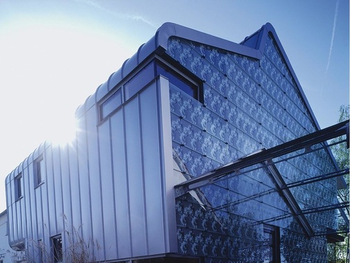 Sowohl an der Fassade als auch auf der Dachfläche verlaufen die optimal an der Vollholzunterkonstruktion anliegenden Stehfalzscharen ohne das geringste Anzeichen von Materialverspannung