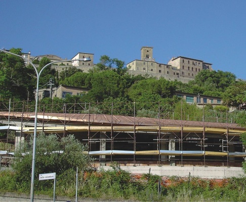 Das vor Volterras Stadttoren errichtete kupfergedeckte Autohaus passt nicht wirklich in die malerische Kulisse