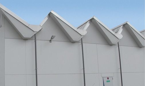 Die Fabrikhalle zeigte vor der Sanierung nur eine nackte Betonfassade