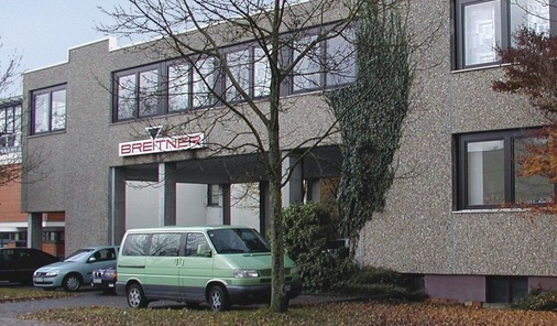 In grauem Waschbeton präsentierte sich die Breitner Abfüllanlagen GmbH früher. Abgesehen von der Optik war die Fassade auch dämmwerttechnisch ein Problem