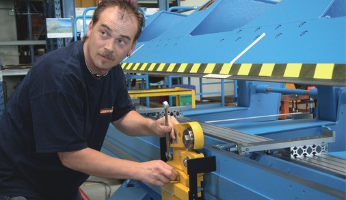 Montageleiter Bruno Blaser bringt eine neue Rollenschere in Position …
