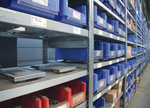 Selbstüberwachende Bestandskontrolle: Unter jedem Lagerbehälter befindet sich eine Waage, die via Internet sofort meldet, wenn festgelegte Gewichtsbereiche unterschritten werden
