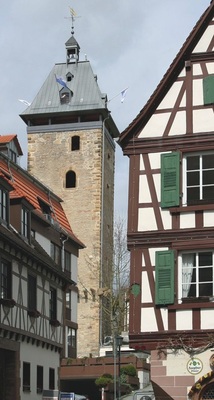 Der zinkbekleidete Turm ziert die Altstadt von Bretten