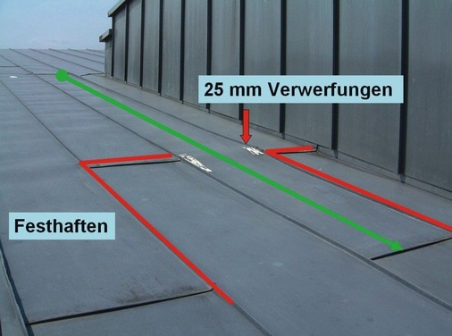 Falsch ausgeführte ­Quernähte sind die Ursache für unkontrollierbare Festpunktbereiche inmitten der Dachfläche