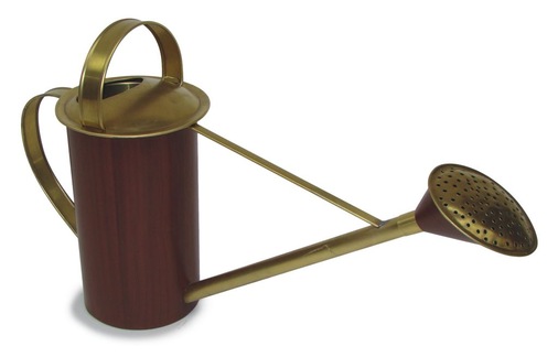 Thomas Heumos vom Ammersee sendet Bilder von einer Gießkanne, die er eigens für die Aktion „Fast vergessene Klempnerkunst“ anfertigte. Die Kanne besteht aus Tecu Gold und Prefa Colonia Red. Der Auslauftrichter ist ein schiefer Kegel. Die Abwicklung der speziellen Kegelabwicklung kennt der Spenglermeister aus der Münchener Meisterschule. Thomas Heumos schreibt: „Ich hoffe meine Gießkanne gefällt Ihnen.“ Ja, auf jeden Fall! Herzlichen Dank.
