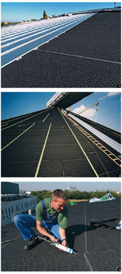 1 Bei der Sanierung der Dachflächen einer

Rundsporthalle wurde die Stehfalzeindeckung

auf einer strukturierten Trennlage aufgebracht.2 Auch bei dieser steil geneigten Dachfläche

eines Faulbehälters kam ein vergleichbarer

Aufbau zur Ausführung.3 Die vertikalen Bahnenstöße werden verdeckt

genagelt, die horizontalen miteinander

verklebt.