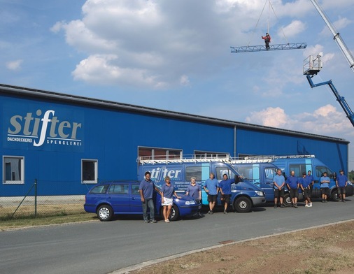 Jürgen Stifter und sein Team vor der neuen Werkhalle
