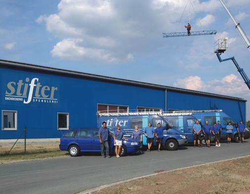 <p>Jürgen Stifter und sein Team vor der neuen Werkhalle</p> - © Jürgen Stifter 