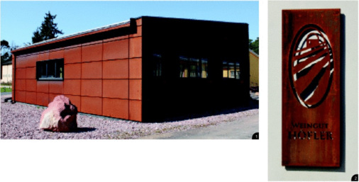 1 Kassettenelemente aus Cor-Ten-Stahl2 Lasergeschnittenes Werbedisplay mit

indirekter LED-Beleuchtung