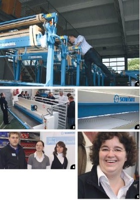 1 In der Versandabteilung stehen neue Segmentbiegemaschinen in Reih und Glied 2 Georg Wimmer erklärt das neue Schechtl-Sicherheitskonzept für motorisch betriebene Tafelscheren… 3 …welche ab sofort mit einer Schnittspaltbeleuchtung lieferbar sind 4 Neu im Schechtl-Team: Christian Leitner (Leiter der Endmontage), Veronika Feicht (Versand), Claudia Riedl (Ersatzteile) 5 Maria Schechtl war mit der Veranstaltung hoch zufrieden