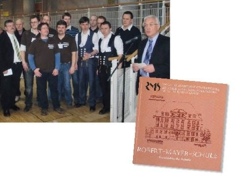 Anlässlich der Ausstellungs-Eröffnug „Blechmasters 2011“ schilderte RMS-Schulleiter Manfred Härterich neben den Klempnermeisterschülern wie Ausbildung vor 100 Jahren von statten ging