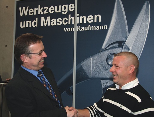 Kaufmann-Geschäftsführer Manfred Hösler begrüßt einen zufriedenen Kunden aus Frankreich