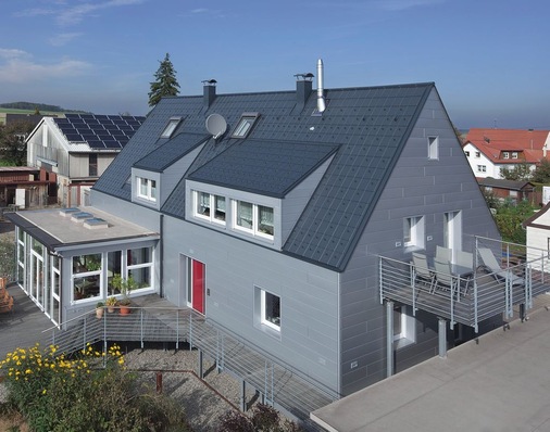 Metall soweit das Auge reicht: Dach und Fassade der ehemaligen Ramminger Sattlerei bestehen aus Aluminium
