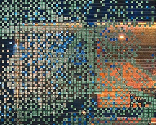 Die quadratischen und aus „Tecu Gold“ gefertigten Kacheln wirken wie die Pixel einer Digitalfotographie und erinnern dabei an herbstlich gefärbtes Laub von Weinreben