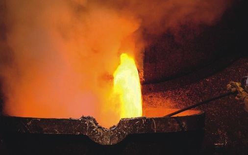 Metallschrott wird in einen mit Brenngas und Sauerstoff beheizten Kurztrommelofen befördert. Hier verflüssigt sich das Blei bereits ab einer Temperatur von etwa 330° Celsius - © Bildquelle: Saturnblei, BSB Recycling GmbH
